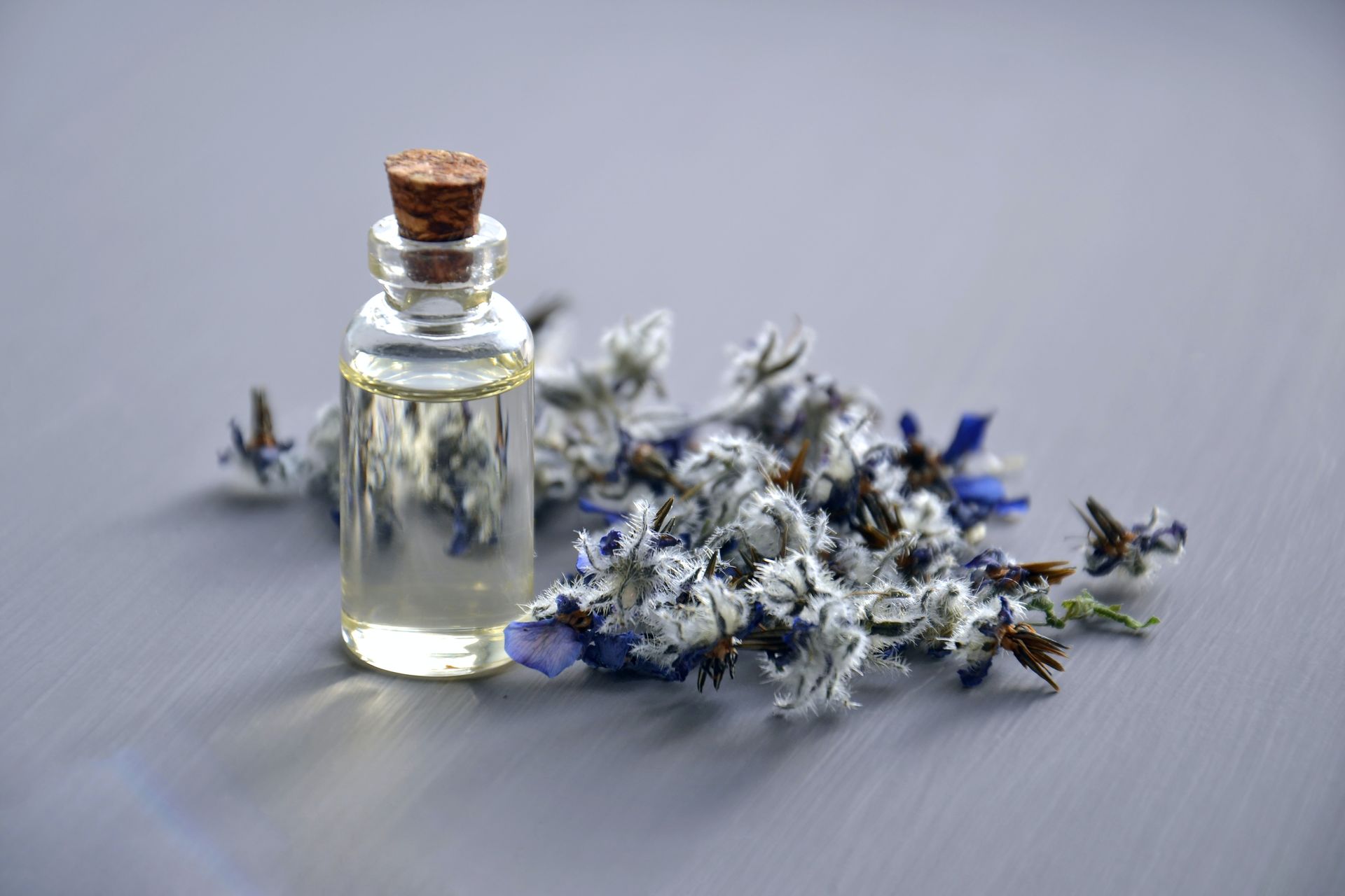 Lavender and essential oil stimulate the senses at birth